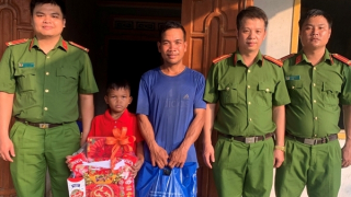 Nơi những đứa trẻ H’re mồ côi gọi Công an xã là cha