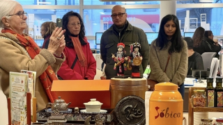 Xem thổ cẩm Việt giữa Paris