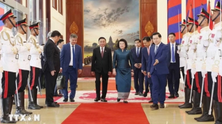 Lễ đón trọng thể Thường trực Ban Bí thư Trần Cẩm Tú thăm chính thức Campuchia