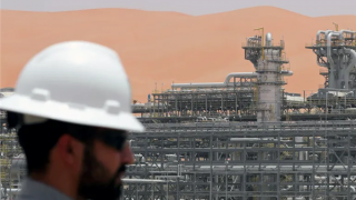 Nhiều cơ sở năng lượng Arab Saudi bị tấn công, giá dầu biến động