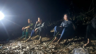 Hàng trăm người xuyên đêm nỗ lực dập tắt cháy rừng