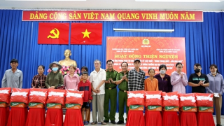 Trường Đại học CSND và Công an xã Đông Thạnh tặng quà cho 215 hộ dân khó khăn