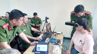 Cảnh sát vác gạo, dìu cụ già, bế trẻ em tại điểm cấp căn cước cho người khuyết tật