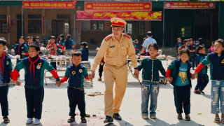 CSGT Công an Nghệ An mang bài học giao thông đến trẻ em vùng cao