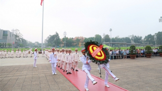 Đoàn đại biểu lực lượng Cảnh sát Quản lý hành chính về trật tự xã hội vào Lăng viếng Bác