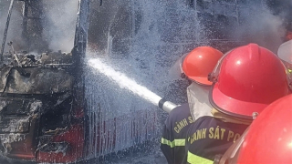 Đang chạy trên QL1A, xe khách giường nằm bốc cháy trơ khung sắt