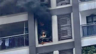 Cảnh sát dùng xe thang chữa đám cháy căn hộ ở tòa nhà  45 tầng