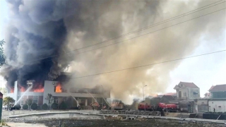 Căng mình giữa "chảo lửa" cứu xưởng gỗ bị bà hỏa ghé thăm