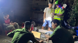 Bắt quả tang nhóm "cát tặc" dùng thiết bị hút cát dưới sông Chò đưa lên nhiều xe tải