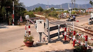 Tông barie đường sắt, người phụ nữ chạy xe máy thoát chết trong gang tấc