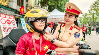 Học sinh cùng du khách hào hứng với trải nghiệm làm chiến sĩ CSGT và PCCC