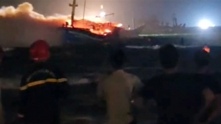Tàu cá đang neo đậu ở vùng biển Quảng Ngãi bốc cháy trong đêm