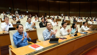 Quốc hội thông qua Nghị quyết ưu đãi đặc biệt về thuế đối với xăng dầu