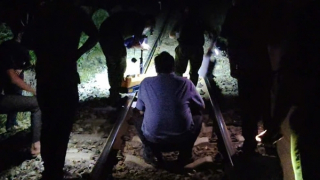 Tìm tung tích người phụ nữ đi bộ trên đường ray bị tàu hỏa tông biến dạng