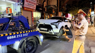 Nữ tài xế lái ô tô tông liên tiếp nhiều xe ở Hà Nội