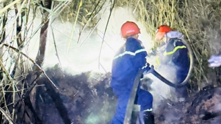 Công an tỉnh Quảng Trị hỗ trợ Lào dập tắt cháy rừng, bảo vệ khu dân cư