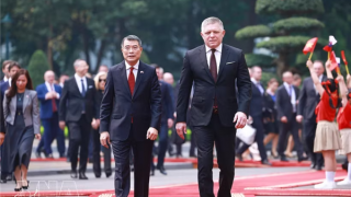 Vietnamese Prime Minister chairs official welcome ceremony for Slovak counterpart
