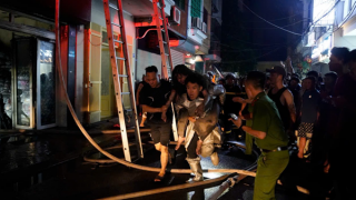 Cảnh sát PCCC khẩn trương tiếp cận cứu 5 người mắc kẹt trong vụ hỏa hoạn