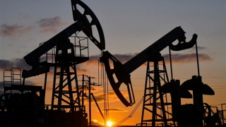 Giá dầu vượt mốc 100 USD/thùng giữa lúc căng thẳng Mỹ - Iran leo thang