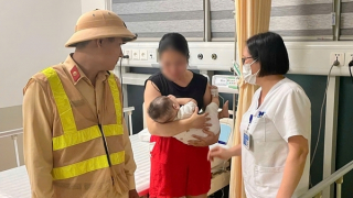 Bé 7 tháng tuổi khó thở được CSGT đưa đi cấp cứu trong đêm