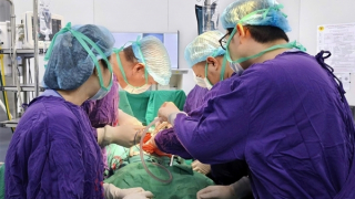 Bệnh viện 19-8 cứu cụ ông có hai khối u ác tính