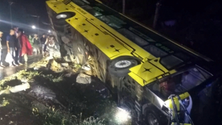 9 người thoát nạn khi xe khách bị lật trong mưa trên Quốc lộ 14