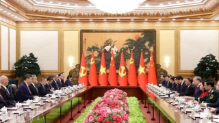 General Secretary and President of Vietnam holds talks with Chinese counterpart