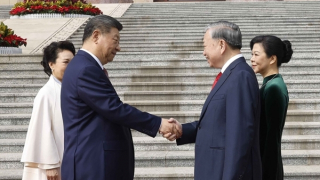 Chinese top leader hosts official welcome ceremony for Party General Secretary, State President of Vietnam