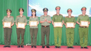 Giám đốc Công an tỉnh Vĩnh Long đối thoại với đoàn viên thanh niên