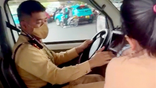 Con gái sốt cao co giật, bố mẹ nhờ CSGT giúp đỡ đưa đi cấp cứu