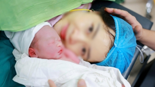 Kỳ diệu: Hai bé song sinh chào đời cách nhau 13 tuần