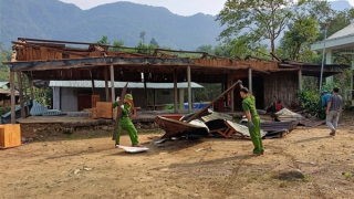 Công an giúp dân khắc phục hậu quả do mưa lớn kèm lốc xoáy ở vùng biên Đà Nẵng