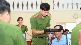 Công an TP Hồ Chí Minh: Mang niềm vui, trao "tấm giấy thông hành" cuộc đời cho người yếu thế