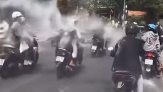 Triệu tập nhóm đối tượng chạy xe dàn hàng ngang, ném bột vào mặt người đi đường