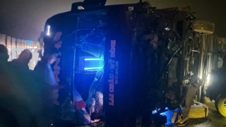 Đường trơn mất lái, xe khách lật nghiêng trên cao tốc Nội Bài - Lào Cai