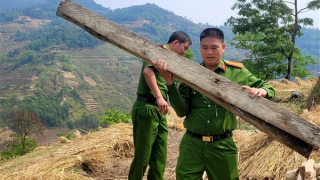 Công an xã vượt đường núi khó khăn, giúp dân khắc phục hậu quả dông lốc