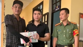 Nhặt được chiếc cặp có 350 triệu đồng, người đàn ông tìm cách trả lại