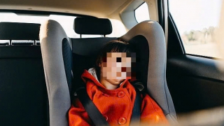 Bé gái 2 tuổi tử vong do bố để quên trên ô tô