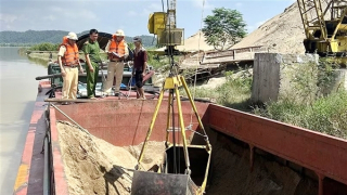 Đấu tranh với nạn “cát tặc” ở khu vực giáp ranh trên sông Lam
