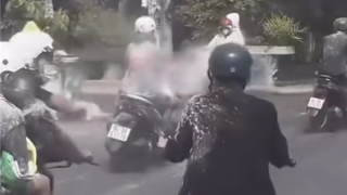 Xử lý hơn 30 trường hợp chạy xe hàng ngang, ném bột vào mặt người đi đường