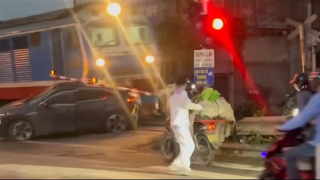 Hà Nội: Cố vượt đường ngang, ô tô bị tàu hỏa tông văng xa