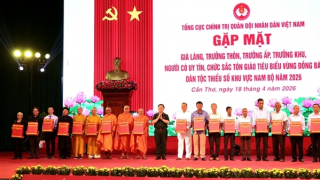 Phát huy vai trò già làng, trưởng thôn, người có uy tín, chức sắc tôn giáo