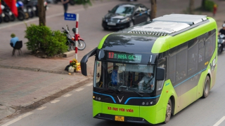 Hà Nội tiếp tục đưa vào hoạt động 53 xe buýt điện trên ba tuyến buýt