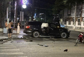 Hai ôtô lao lên lề, vỡ nát sau va chạm