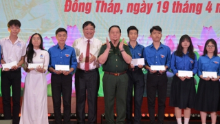 Đại tướng Nguyễn Trọng Nghĩa tặng quà học sinh, trao kinh phí xây nhà tình nghĩa