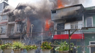 Cảnh sát dập tắt vụ cháy lớn giữa khu dân cư trung tâm Đà Lạt