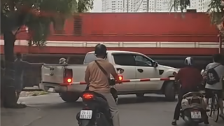 Thót tim cảnh bán tải vượt gác chắn suýt bị tàu hỏa tông