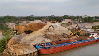 Hà Nội: Cần làm rõ trách nhiệm việc để bến bãi và trạm trộn bê tông hoạt động không phép, lấn sông