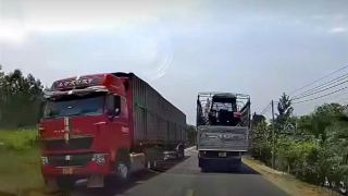 Va chạm với xe đầu kéo, hai người đi xe máy tử nạn trên quốc lộ 19C