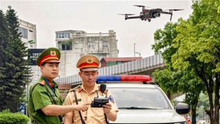Cảnh sát bay Flycam kết hợp "mắt thần AI" xử lý dừng, đỗ xe sai quy định